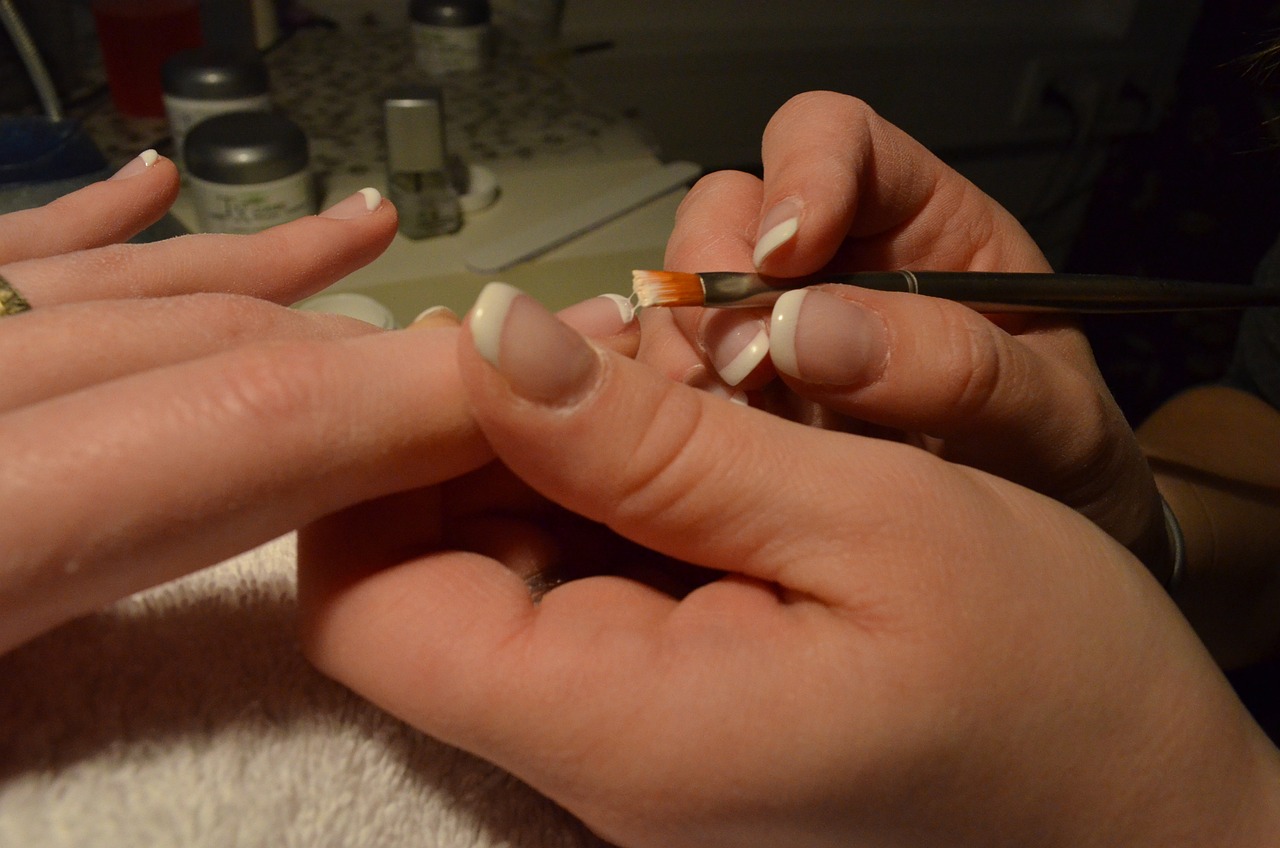Manicure – jak zadbać o piękne i zadbane paznokcie